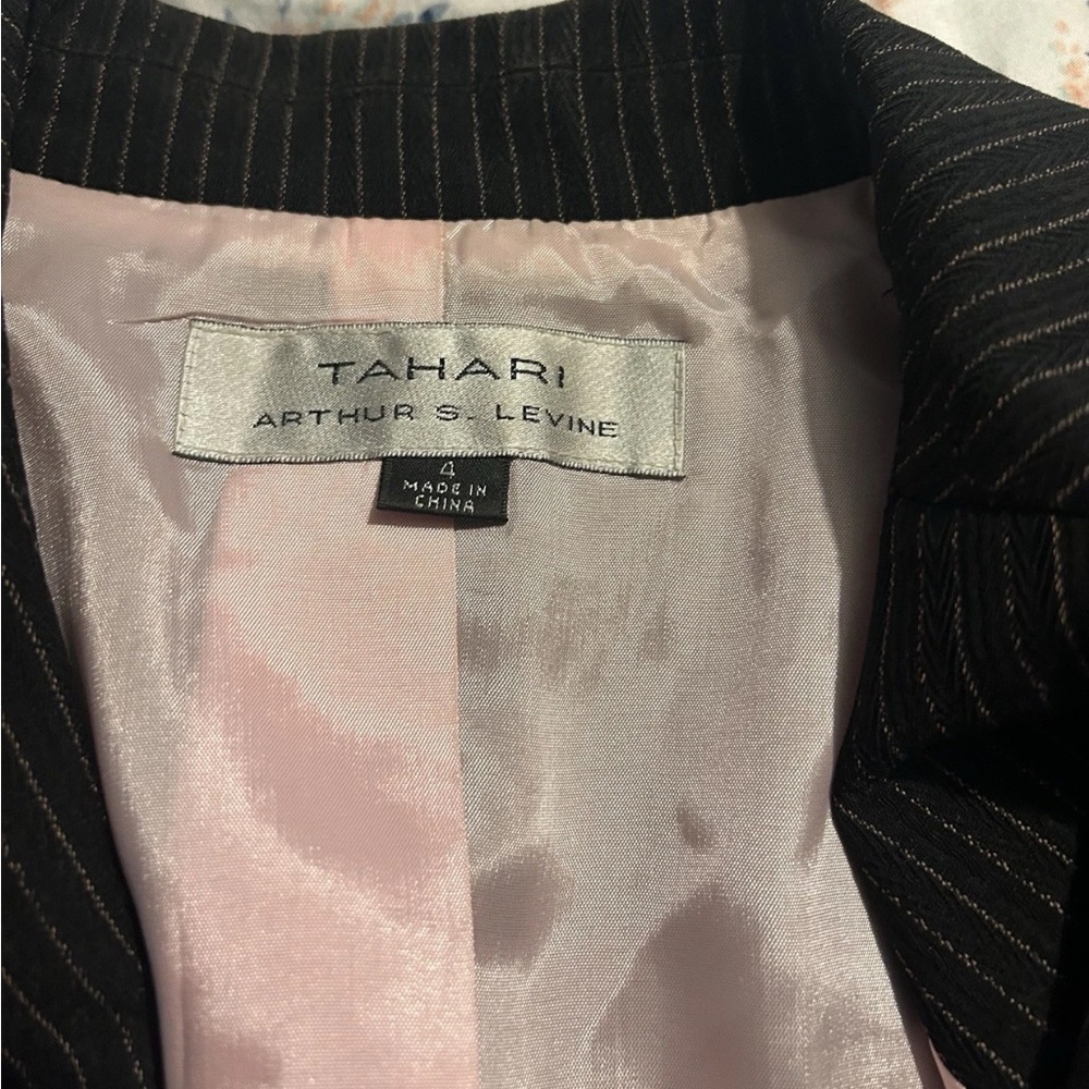Tahari Arthur S Levine Black Pinstripe Blazer/Pants Suit with White Piping Sz 4 - Picture 6 of 9
